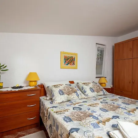 Apartment 1 Bedroom Beautiful Apartment In Betiga Barbariga
